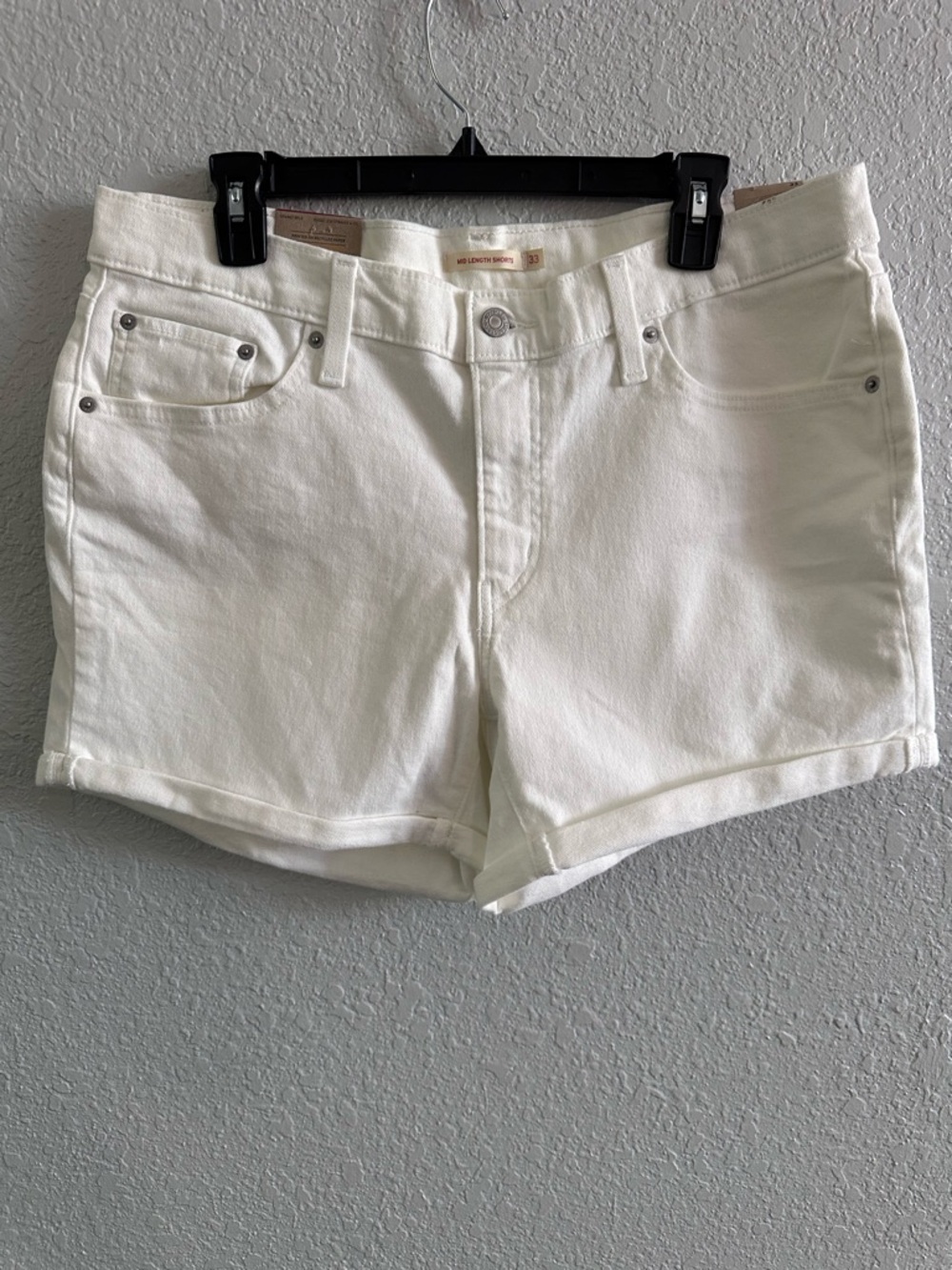 Levi's Women's Mid Length ivory Cream Denim Shorts Size 33 NWT Mid Rise Cuffed